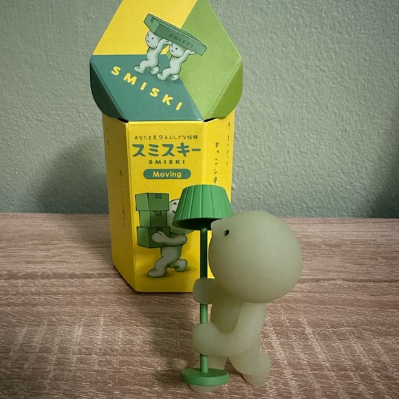 Smiski Moving Series - Moving a Lamp - Picture 2 of 4